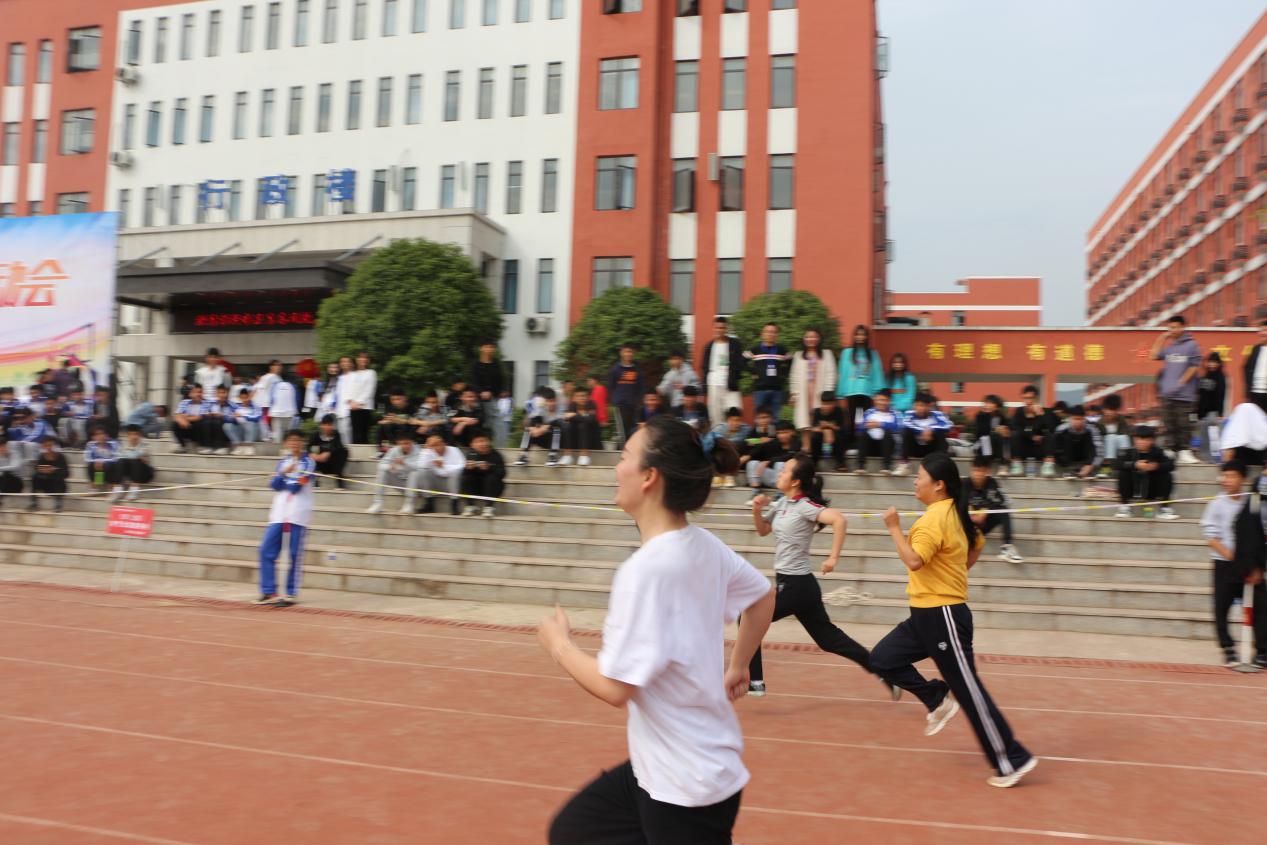 南昌向遠(yuǎn)軌道技術(shù)學(xué)校第十三屆田徑運(yùn)動(dòng)會(huì)之教職工風(fēng)采