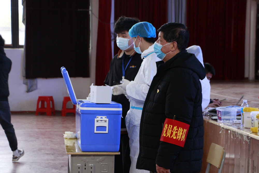 南昌向遠(yuǎn)軌道技術(shù)學(xué)校黨員志愿服務(wù)先鋒隊(duì)積極投身全員第三輪核酸檢測工作