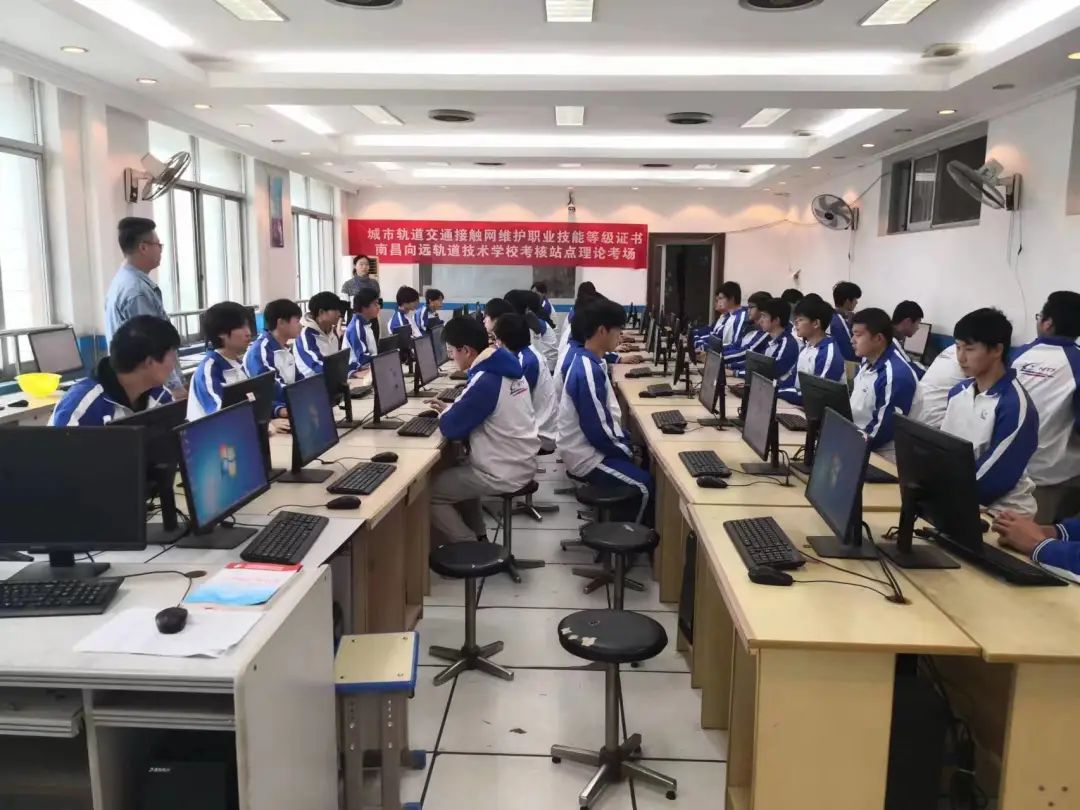 南昌向遠(yuǎn)軌道技術(shù)學(xué)校2022年“1+X”考證城市軌道交通接觸網(wǎng)維護(hù)技能等級(jí)證書(shū)考試圓滿完成
