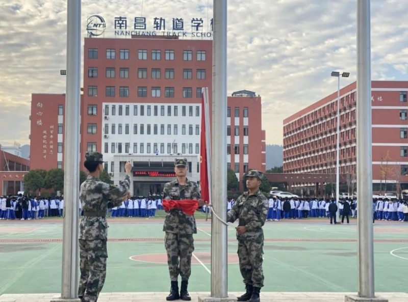 南昌向遠(yuǎn)軌道技術(shù)學(xué)校“團(tuán)心永向黨 青春譜華章”2023年下半年新團(tuán)員入團(tuán)儀式