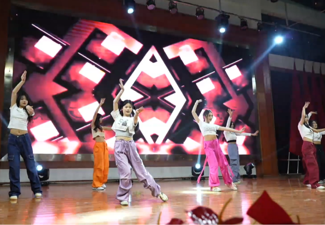 南昌向遠(yuǎn)軌道技術(shù)學(xué)校隆重舉辦2024年迎新晚會