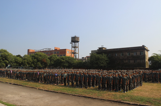 軌道學校2015級秋季新生軍訓會操暨總結表彰大會