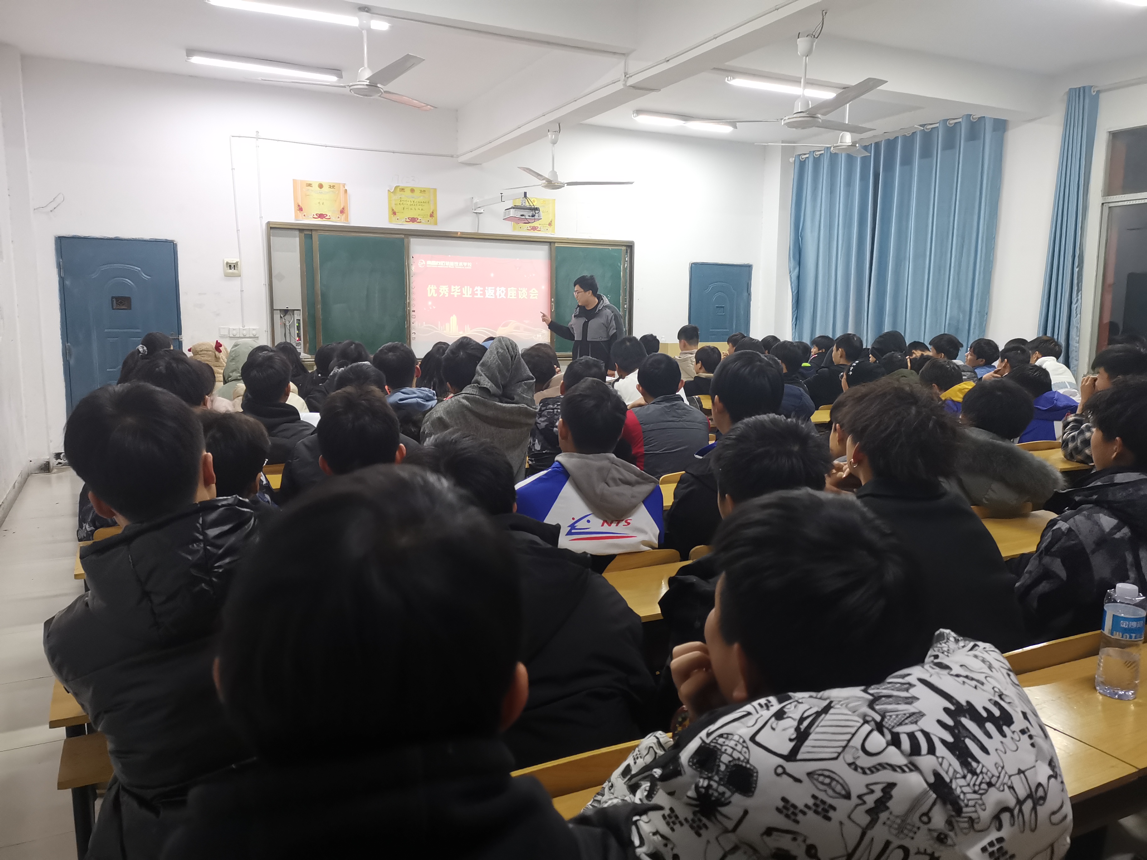 南昌向遠軌道技術(shù)學校優(yōu)秀畢業(yè)生返校 共話勵志青春夢
